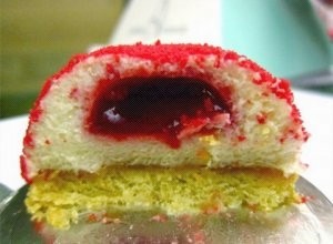 petite Amanda的出品外表簡約，切開後層次豐富見心思。(Photo by <a href="http://www.openrice.com/restaurant/commentdetail.htm?commentid=2219746" target="_blank"style="color:#FFFFFF;"><strong>Lemon Tea</strong></a>)