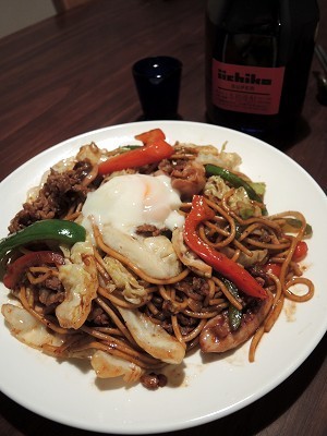 心燒炒麵: 日劇《深宵食堂》其中一集的主角，傳統的日式食品，以日本油麵加入宮崎牛肉薄切及鮮魷炒後，加入木魚絲及溫泉蛋拌吃，滋味非常。