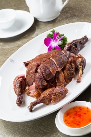 招牌樟茶鴨不但肉質有咬感，外皮亦頗脆。