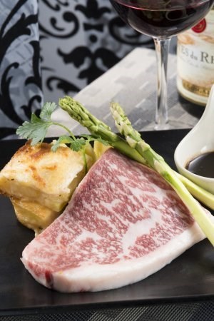 炭燒日本A5和牛西冷雪花紋清晰易見，脂肪油份豐富，炭燒是鎖緊肉汁最佳方法。
