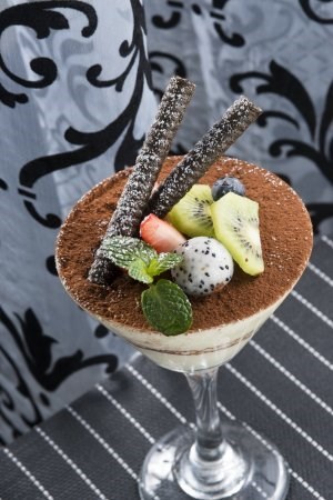 Tiramisu口味傳統，餐廳更加上多款生果，突出蛋糕香濃咖啡味。