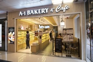 A-1 Bakery & Café淘大商場分店不但有新鮮麵包出爐，更附設堂食服務。
