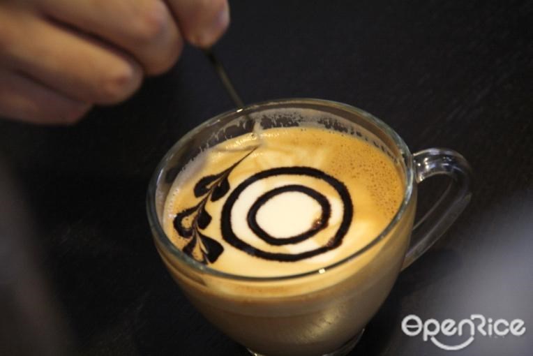 以朱古力作裝飾方法非常簡單，在咖啡上擠朱古力醬再以尖物劃出花紋。