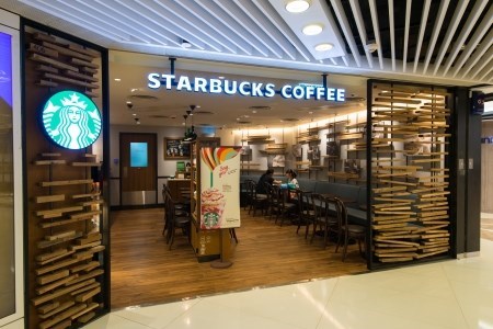 皇室堡4樓的Starbucks半開放環境舒適，最適合讓人放鬆心情呷咖啡。