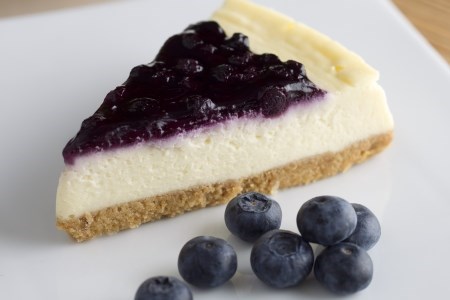 藍莓芝士蛋糕($30)質感不會過實，吃起來甚至不覺甜膩兼入口融化。