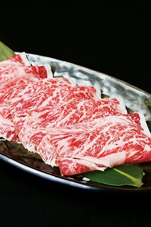 特級日本和牛鮮紅通透，雪花均衡細緻，是愛牛者必選。