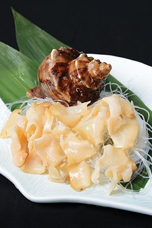 原隻海螺待客人點叫才會開殼處理切片，確保新鮮。