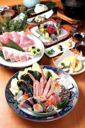 BRIDGES 火鍋會席 - 有齊牛肉、豬肉、松葉蟹及各款海鮮；當然不少得刺身及天婦羅拼盤。