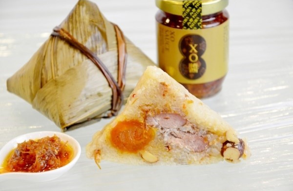 XO醬鹹肉糭 - <br>將八珍XO醬混入糯米中，糯米中混有頂級北海道瑤柱、蝦米、金華火腿等材料，再配上鹹蛋黃、五花腩，打開糭葉已有一陣微辣香味, 非常吸引。