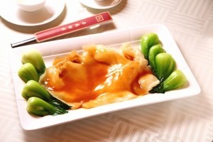 鮑魚汁扣原隻花膠扒 - 選用被品質上乘的花膠配鮑魚汁扣製，含豐富蛋白質及骨膠原，滋補養顏