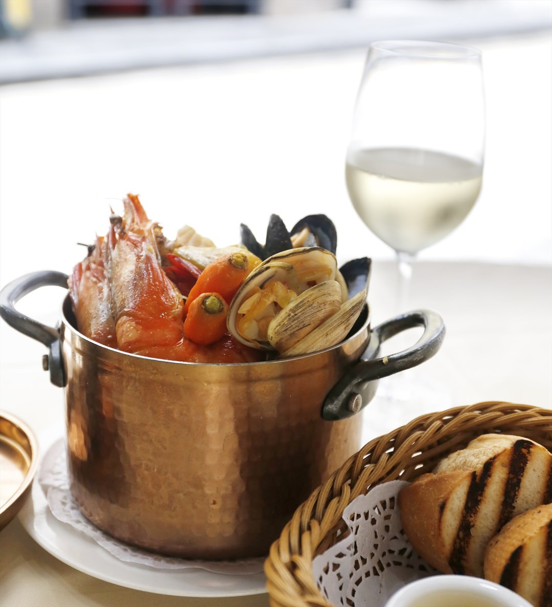 法國南部傳統美饌之一的<strong>傳統馬賽海鮮魚湯 <br>(港幣$258)</strong>，加入多款海鮮，深得顧客喜愛