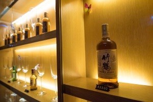 店方從日本引入不同牌子的威士忌及清酒給客人選擇。