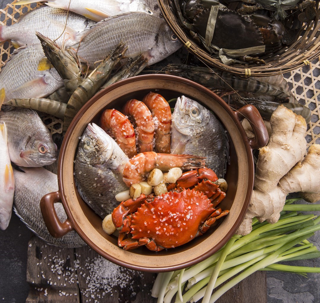 南海漁滄 一 湛江風．陽江情系列 - 雷州鹽焗海中寶 (原價 HK$268(例))，優質的海鮮食材，配以簡單的鹽焗方式，將魚、蝦、蟹的鮮味充分呈現，味道非凡。