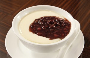 鮮蛋白燉奶（加紅豆）---  以北海道3.6牛乳炮製的燉奶乳香豐富而質感滑溜，與煮至起沙的天津紅豆是最佳拍擋。(三粥)