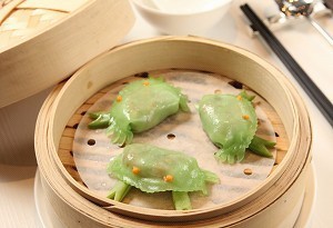 碧綠青蟹餃 ---  混合菠菜汁的餃子皮透薄而不失彈性，全用上蟹肉及蝦肉做餡，真材實料。(富哥廚房)